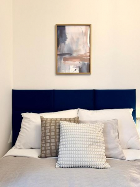 Royal blue Wenceslas APT